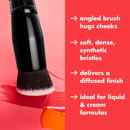 Camo Liquid Blush Brush, Pennello Da Blush Ad Angolo, Ideale per Applicare E Sfumare I Colori Sulle Guance, Setole Dense E Morbide, Prodotto Vegano E Non Testato Sugli Animali